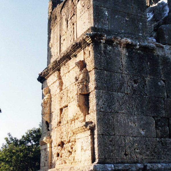 Tarragona.- Torre dels Escipions, S. I dC. denominat així erròniament al atribuir-se les figures en relleu als germans Escipió quant en realitat representen a Atis (12/1999)