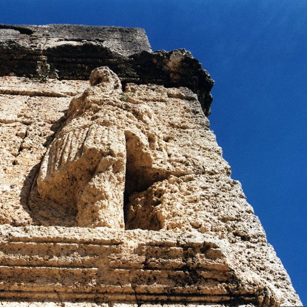 Tarragona.- Torre dels Escipions, S. I dC. denominat així erròniament al atribuir-se les figures en relleu als germans Escipió quant en realitat representen a Atis (9/1998)