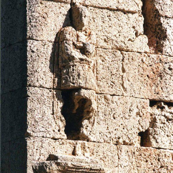 Tarragona.- Torre dels Escipions, S. I dC. denominat així erròniament al atribuir-se les figures en relleu als germans Escipió quant en realitat representen a Atis (9/1998)