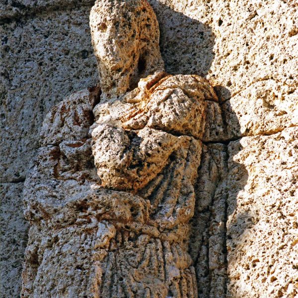 Tarragona.- Torre dels Escipions, S. I dC. denominat així erròniament al atribuir-se les figures en relleu als germans Escipió quant en realitat representen a Atis (12/1999)