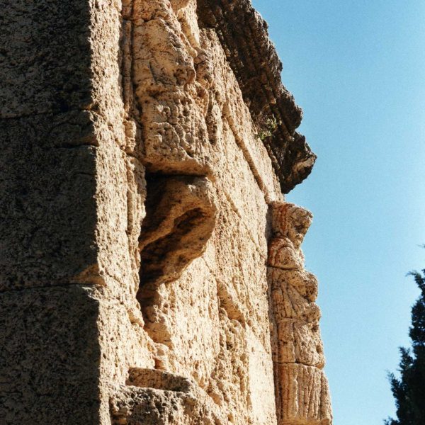 Tarragona.- Torre dels Escipions, S. I dC. denominat així erròniament al atribuir-se les figures en relleu als germans Escipió quant en realitat representen a Atis (9/1998)