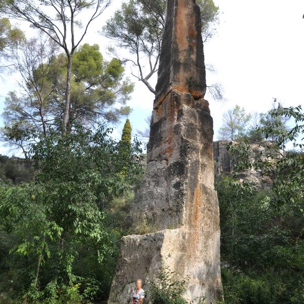 Tarragona.- Pedrera romana del Mèdol. Agulla de pedra de 16 Mts. que marca la cota del terreny inicial abans d’iniciar-se l’extracció de pedra (10/2012)