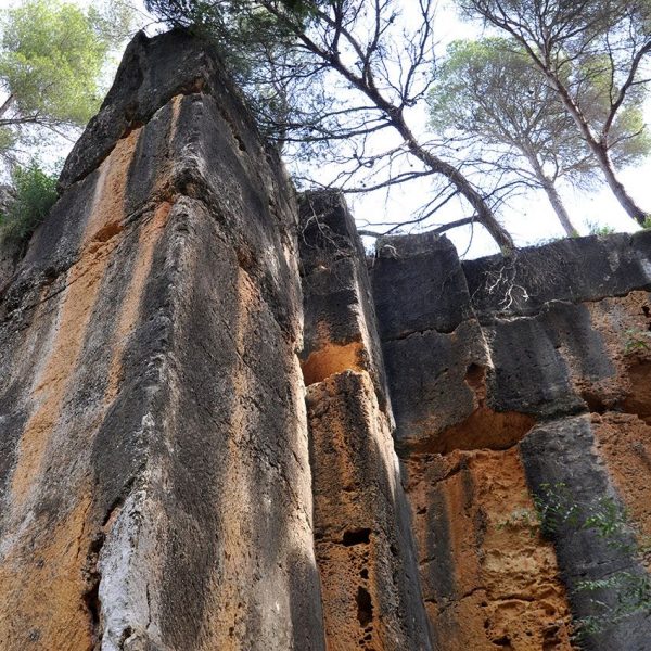 Tarragona.- Pedrera romana del Mèdol. Depressió artificial deguda a l’extracció de roca en època romana calculada en uns 30.000 m3. de pedra (10/2012)