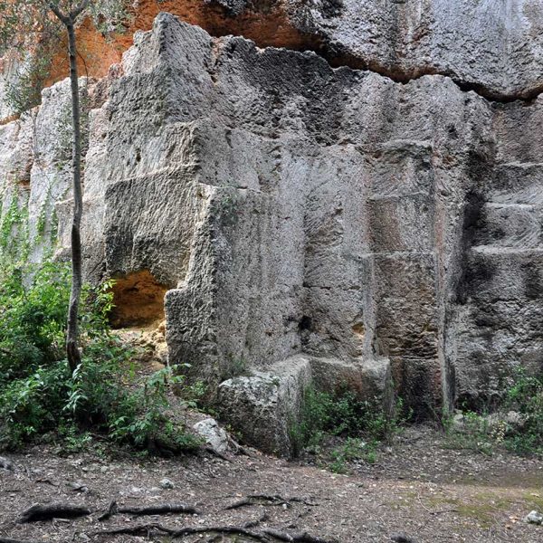 Tarragona.- Pedrera romana del Mèdol. Depressió artificial deguda a l’extracció de roca en època romana calculada en uns 30.000 m3. de pedra (10/2012)