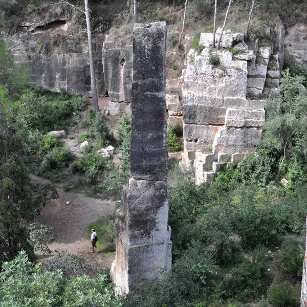 Tarragona.- Pedrera romana del Mèdol. Depressió artificial deguda a l’extracció de roca en època romana calculada en uns 30.000 m3. de pedra (10/2012)
