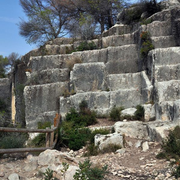 Tarragona.- Pedrera romana del Mèdol. Depressió artificial deguda a l’extracció de roca en època romana calculada en uns 30.000 m3. de pedra (10/2012)
