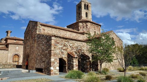 Terrassa.- Església romànica de Santa Maria, S. XII - Lateral amb restes d’un claustre de quatre arcs de punt rodó. Sobre el cimbori s’aixeca el campanar (10/2012)