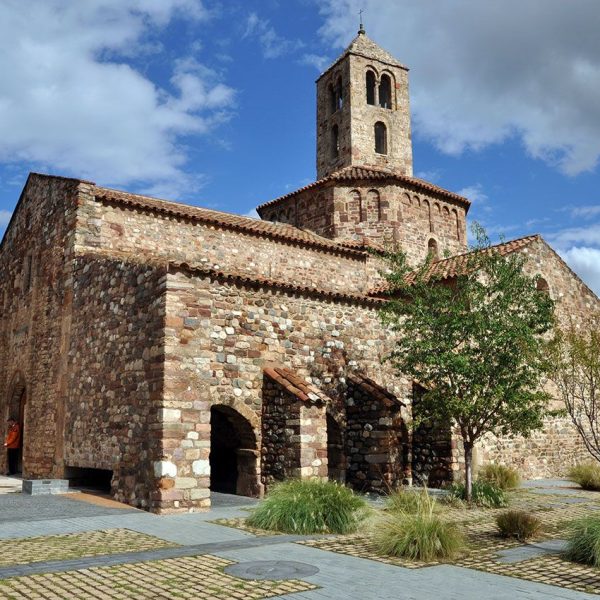 Terrassa.- Església romànica de Santa Maria, S. XII - Lateral amb restes d’un claustre de quatre arcs de punt rodó. Sobre el cimbori s’aixeca el campanar (10/2012)