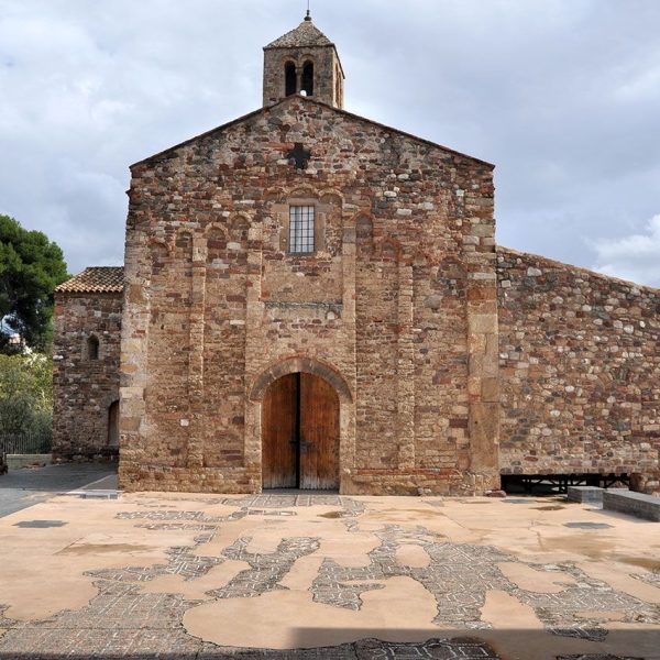 Terrassa.- Església romànica de Santa Maria, S. XII – Façana de ponent amb la porta d’arc de mig punt decorada amb arcuacions llombardes entre lesenes. (10/2012)