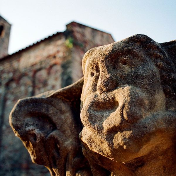 Terrassa.- Església romànica de Santa Maria - Caràtula d'un capitell romà de pedra sorrenca que estava situat en un mur suprimit arran l’ultima rehabilitació (7/2004)