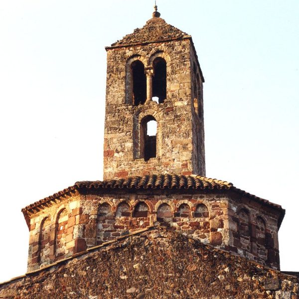 Terrassa.- Església romànica de Santa Maria, S. XII - Campanar de dos pisos aixecat sobre el cimbori octogonal del creuer decorat amb arcuacions llombardes (7/2004)