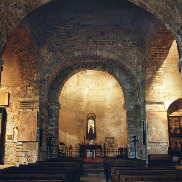 Terrassa.- Església romànica de Santa Maria, S. XII de nau de creu llatina coberta amb volta apuntada i el transsepte de volta circular en una fotografia de l’any 1997