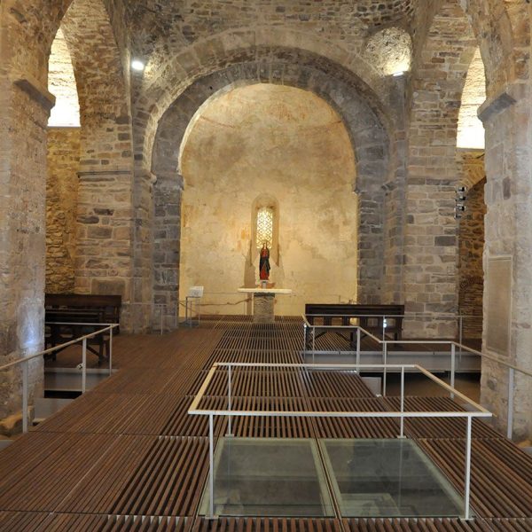 Terrassa.- Església romànica de Santa Maria, S. XII de nau de creu llatina coberta amb volta apuntada i el transsepte de volta circular. Sobre el creuer s’aixeca el cimbori (10/2012)