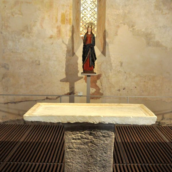 Terrassa.- Església romànica de Santa Maria, S. XII – Presbiteri amb una ara de l’altar altmedieval i talla gòtica de Mare de Déu del S. XIV (10/2012)