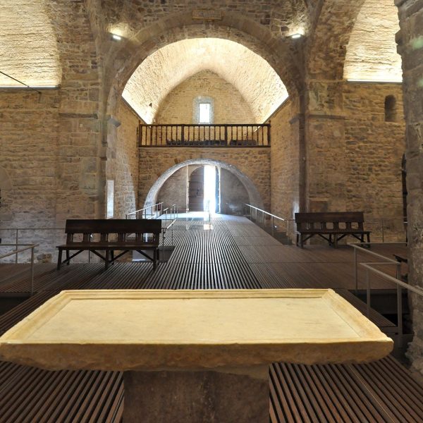 Terrassa.- Església romànica de Santa Maria, S. XII – Vista el fons de la nau coberta amb volta de canó apuntat i l’ara de l’altar altmedieval (10/2012)
