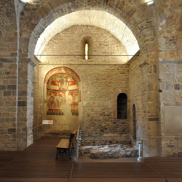 Terrassa.- Església romànica de Santa Maria, S. XII – Transsepte amb una absidiola decorada amb pintures murals sobre el martiri de San Tomàs Becket (10/2012)