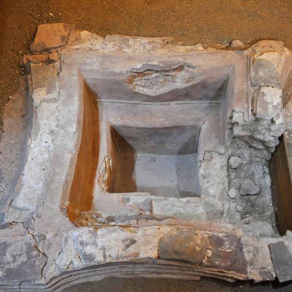 Terrassa.- Església romànica de Santa Maria, S. XII – Piscina baptismal d’immersió del S. IV. Es la més destacada de la seva època de la península (10/2012)