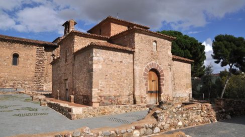 Terrassa.- Església de Sant Miquel conserva la planta quadrada de creu grega del S. IX/X. La façana sud fou reconstruïda en el S. XVII (10/2012)