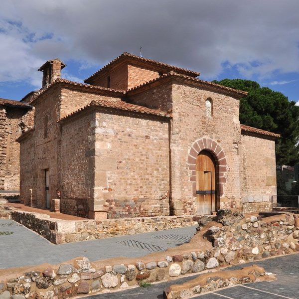 Terrassa.- Església de Sant Miquel conserva la planta quadrada de creu grega del S. IX/X. La façana sud fou reconstruïda en el S. XVII (10/2012)