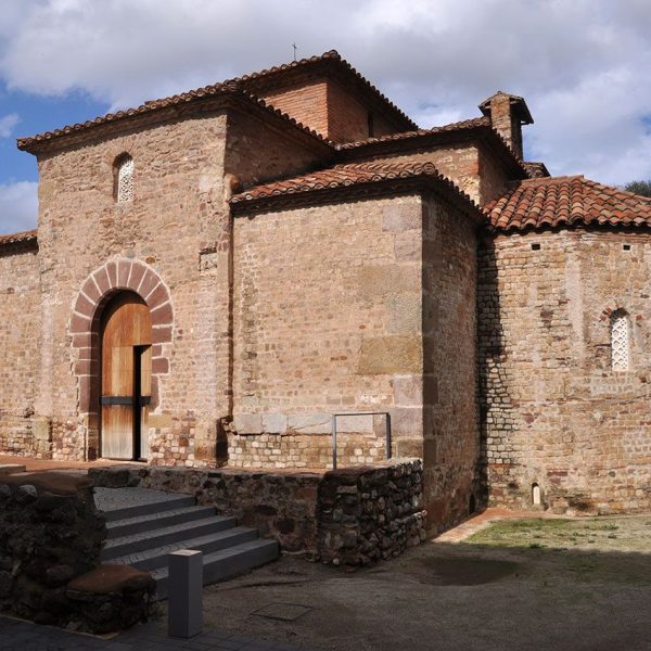 Terrassa.- Església de Sant Miquel conserva la planta quadrada de creu grega del S. IX/X. La façana sud fou reconstruïda en el S. XVII (10/2012)