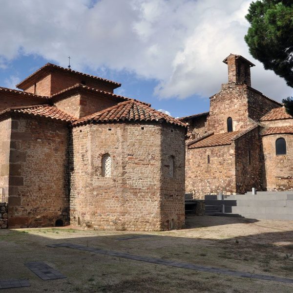 Terrassa.- Conjunt de les esglésies de Sant Pere al fons i Sant Miquel en primer terme (10/2012)