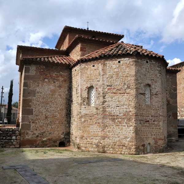 Terrassa.- Església de Sant Miquel – L’absis situat a llevant es del S. VI i té forma de ferradura per l’intradós i poligonal de set cares per l’extradós (10/2012)