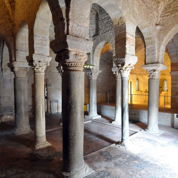 Terrassa.- Església de Sant Miquel – Imatges de la nau amb vuit columnes de fragments visigòtics i quatre capitells tardo-romans que sustenten la cúpula (10/2012)
