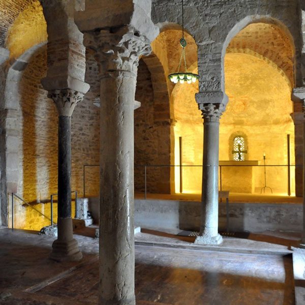 Terrassa.- Església de Sant Miquel – Imatges de la nau amb vuit columnes de fragments visigòtics i quatre capitells tardo-romans que sustenten la cúpula (10/2012)