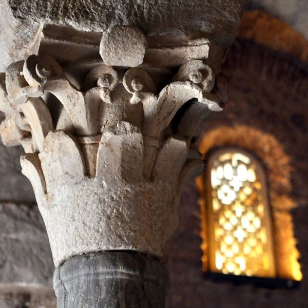 Terrassa.- Església de Sant Miquel – Capitell visigòtic d’una de les columnes que sustenten la cúpula (10/2012)
