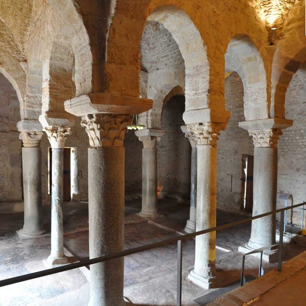Terrassa.- Església de Sant Miquel – Imatges de la nau amb vuit columnes de fragments visigòtics i quatre capitells tardo-romans que sustenten la cúpula (10/2012)