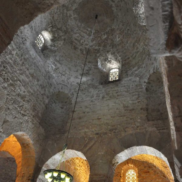 Terrassa.- Església de Sant Miquel – Cúpula sostinguda per vuit columnes formades per fragments visigòtics (10/2012)