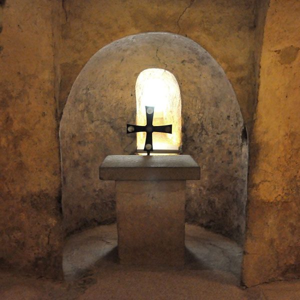 Terrassa.- Església de Sant Miquel – Cripta de Sant Celoni situada sota l’absis de forma trilobada. Es creu podria haver estat una tomba (10/2012)