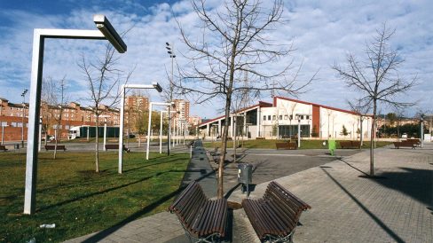 Terrassa.- Església de Sant Pau, d’estil modern de l’any 1998 construïda en el barri de Can Tusell pels arquitectes Jaume Mora Corbera i Elisabeth Sesé Baniges (1/2004)
