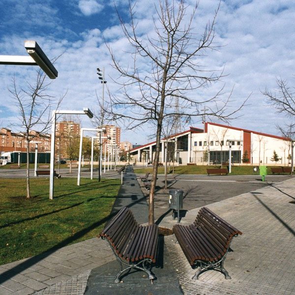 Terrassa.- Església de Sant Pau, d’estil modern de l’any 1998 construïda en el barri de Can Tusell pels arquitectes Jaume Mora Corbera i Elisabeth Sesé Baniges (1/2004)