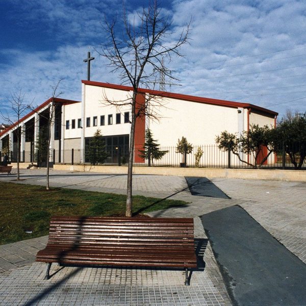 Terrassa.- Església de Sant Pau, d’estil modern de l’any 1998. Consta de planta baixa i tres pisos que acullen una sala d’actes i dependències pel rector (1/2004)
