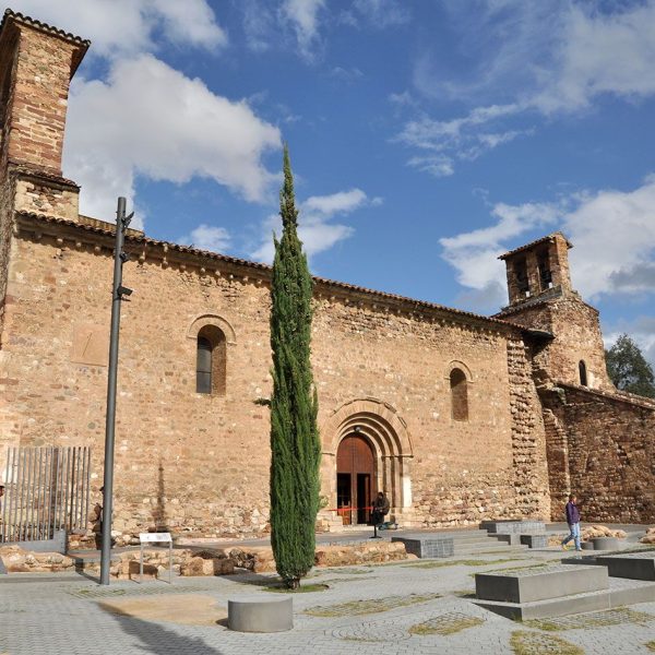 Terrassa.- Església romànica de Sant Pere, S. XI/XII d’una nau amb la porta d’arc de mig punt amb quatre arquivoltes llises i dos campanars d’espadanya (10/2012)