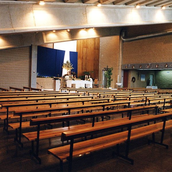 Terrassa.- Església de Sant Pau, d’estil modern de l’any 1998 d’una nau coberta per un sol pla inclinat (1/2004)