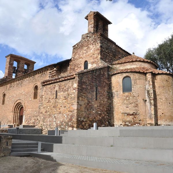 Terrassa.- Església romànica de Sant Pere, S. XI/XII – Vista lateral i posterior amb l’absis trilobulat i transsepte possiblement del S. VI. (10/2012)