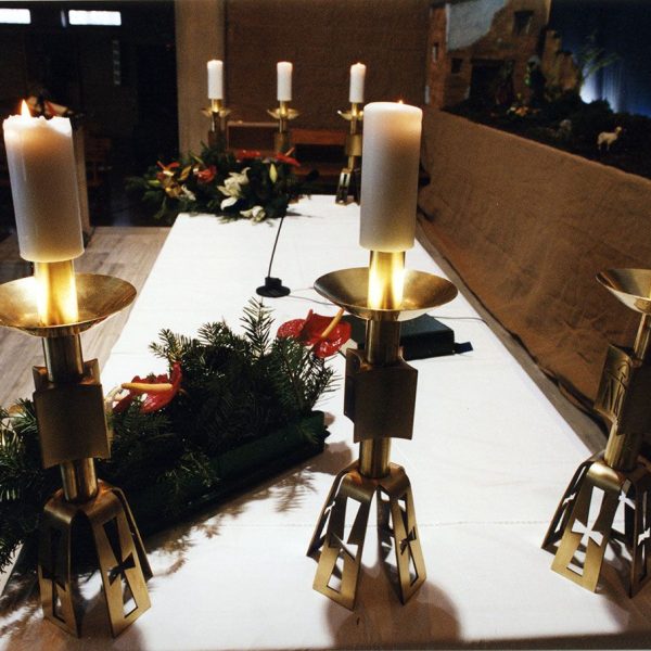 Terrassa.- Església de Sant Pau, d’estil modern de l’any 1998 – Canelobres de l’altar (1/2004)