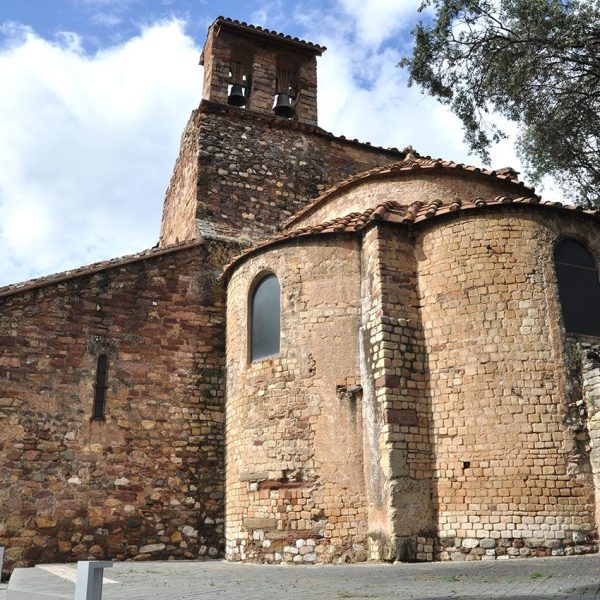 Terrassa.- Església romànica de Sant Pere, S. XI/XII – Vista lateral i posterior amb l’absis trilobulat i transsepte possiblement del S. VI. (10/2012)