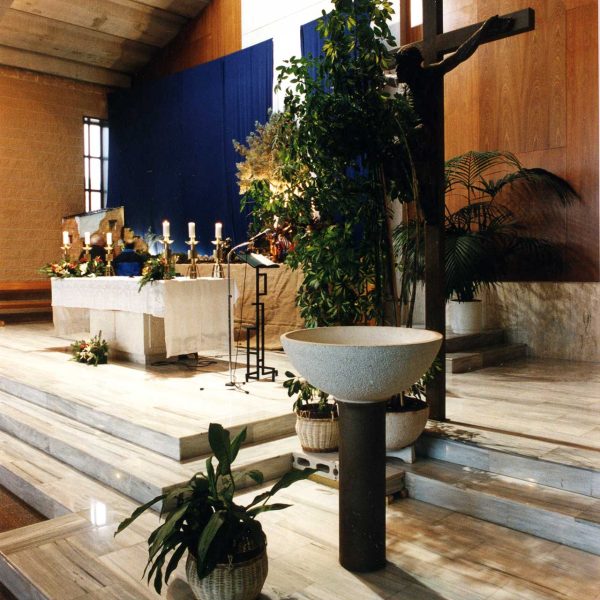 Terrassa.- Església de Sant Pau, d’estil modern de l’any 1998 – Vista del presbiteri sobrealçat respecte la nau amb una pica baptismal al primer terme (1/2004)