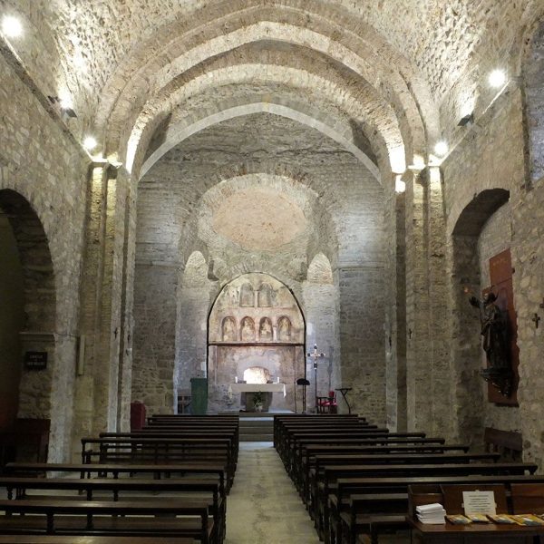 Terrassa.- Església romànica de Sant Pere, S. XI/XII d’una sola nau amb l’absis trilobulat i coberta amb volta de canó apuntada (10/2012)