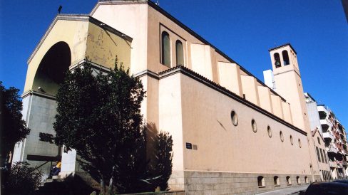 Terrassa.- Església de la Sagrada Família beneïda l’any 1951 – Vista lateral on s’aprecia l’atri format per una gran arcada i el campanar (1/2009)