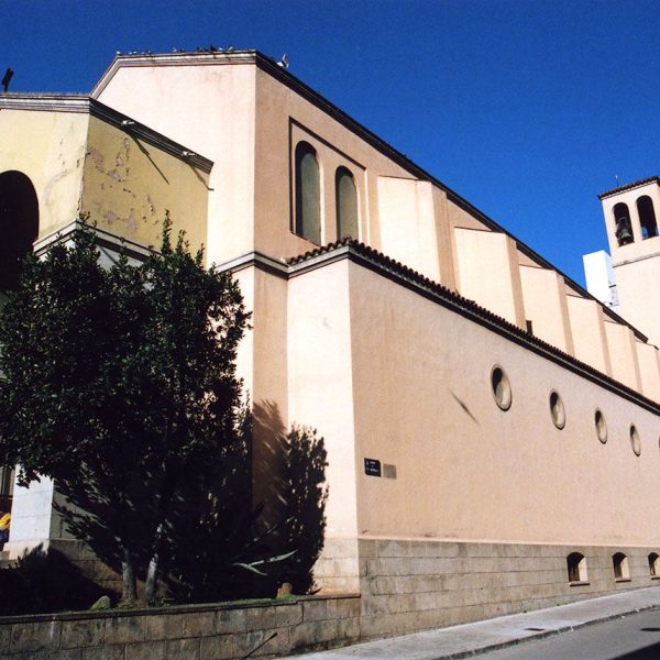 Terrassa.- Església de la Sagrada Família beneïda l’any 1951 – Vista lateral on s’aprecia l’atri format per una gran arcada i el campanar (1/2009)