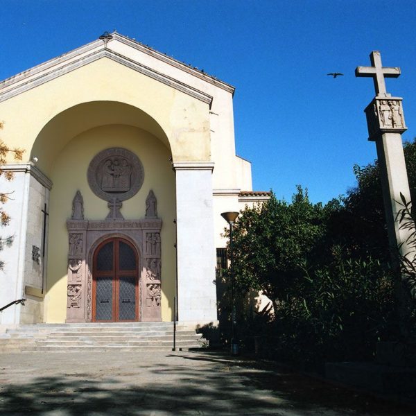 Terrassa.- Església de la Sagrada Família beneïda l’any 1951 – Portalada dins l’atri decorada amb relleus sobre temes de la infància de Jesús i de la Sda. Família (1/2009)