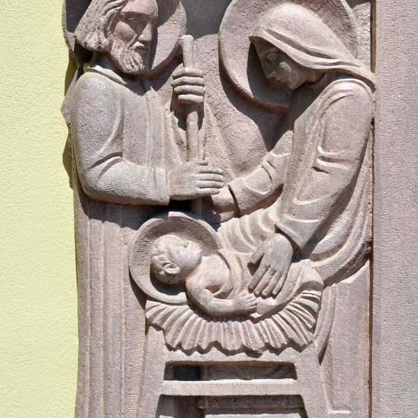 Terrassa.- Església de la Sagrada Família beneïda l’any 1951 – Relleus escultòrics sobre la infància de Jesús i de la Sda. Família de l’escultor suís Charles Collet (8/2009)