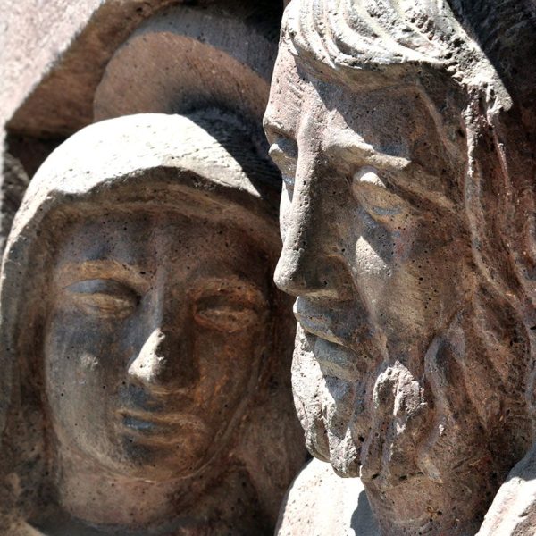 Terrassa.- Església de la Sagrada Família beneïda l’any 1951 – Relleus escultòrics sobre la infància de Jesús i de la Sda. Família de l’escultor suís Charles Collet (8/2009)