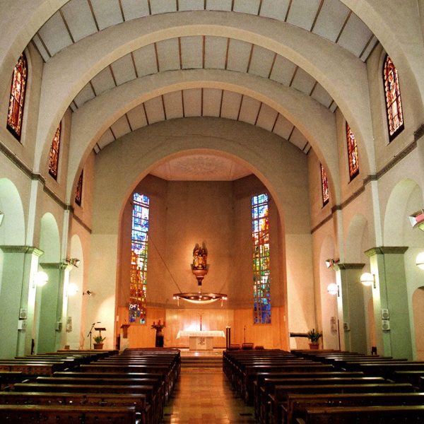 Terrassa.- Església de la Sagrada Família beneïda l’any 1951 d’una sola nau amb la coberta sostinguda per arcs de diafragma. Al subsòl es troba la cripta (11/2008)