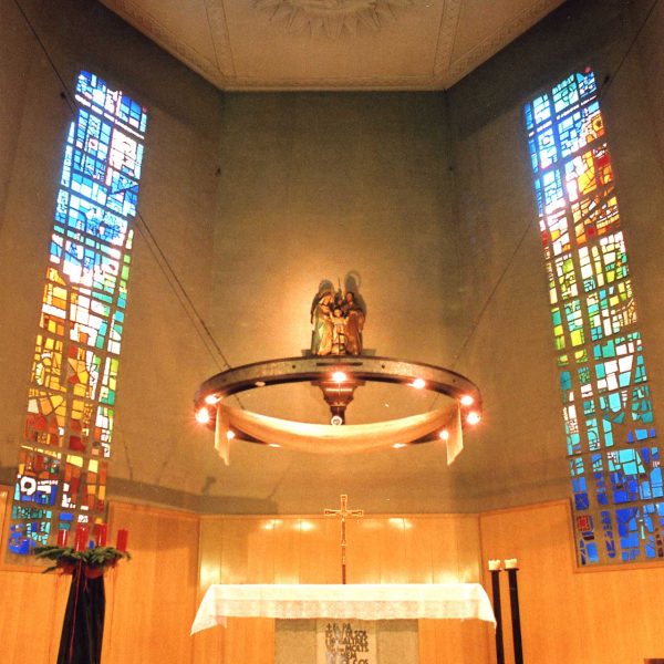 Terrassa.- Església de la Sagrada Família beneïda l’any 1951 – Presbiteri il·luminat per dues vidrieres presidit pel grup escultòric dedicat a la Sagrada Família (11/2008)