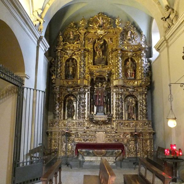 Terrassa.- Església romànica de Sant Pere - Capella de S. Valentí del 1678/1683 de Jaume Parellada i Miquel Dalmau amb un retaule del S. XVII (10/2012)